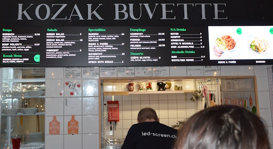 LED‑Screen als digitale Menükarte am Marktstand Indoor LED‑Screen als digitale Menükarte über einem Marktstand, eingesetzt für gut sichtbare Speise‑ und Getränkeinformationen.