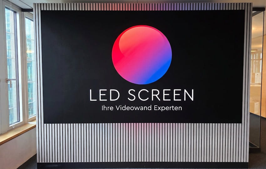 LED Indoor Screen im modernen Empfangsbereich mit Firmenlogo auf einer hochauflösenden LED-Wand.